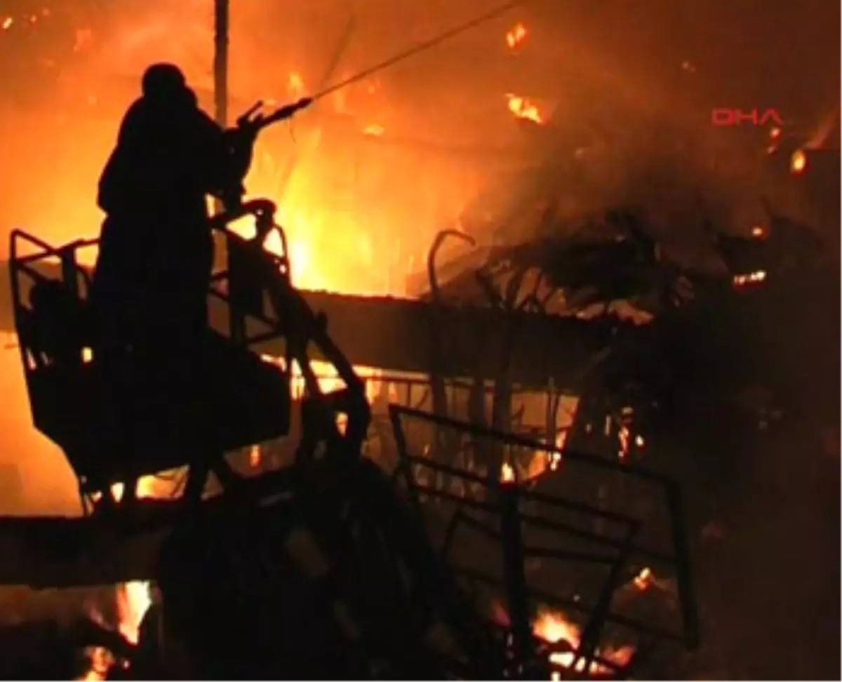 Bafra\'da Marketin Çatısında Çıkan Yangın, 5 İşyerini Kullanılmaz Hale Getirdi