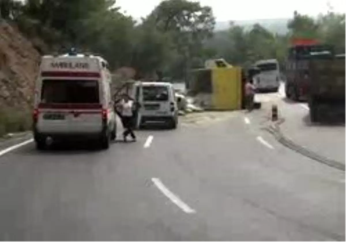 Çimento Yüklü TIR Devrildi