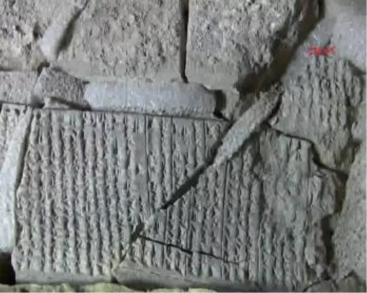 Asur Kralı\'nın Çivi Yazısı Anlaşması