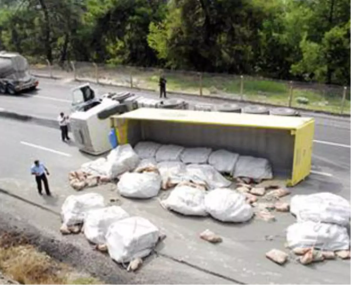 Çimento Yüklü Tır Devrildi