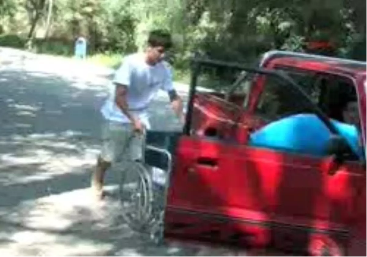 Muğla - Plajda Engelliye \'Özel Hizmet\'
Engellilerin Araçlarından Alınıp Plaja Götürülmeleri İçin Tekerlekli Sandalyeler Konuldu.