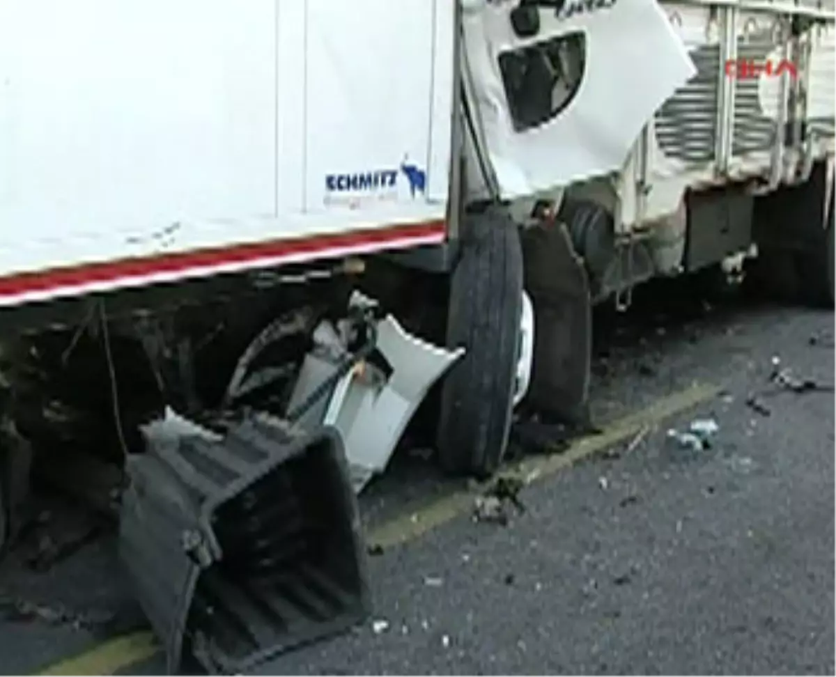 TIR ile Kamyon Çarpıştı, Tem Kilitlendi