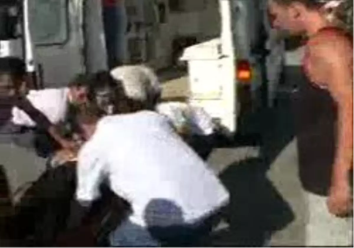 Edirne - Şarkıyı Değiştirmek İsterken Otobüsü Devirdi