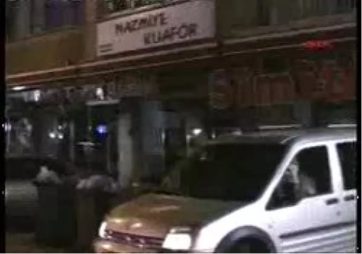 İzmir - Yemek Yerken Üzerine Sıva Düştü