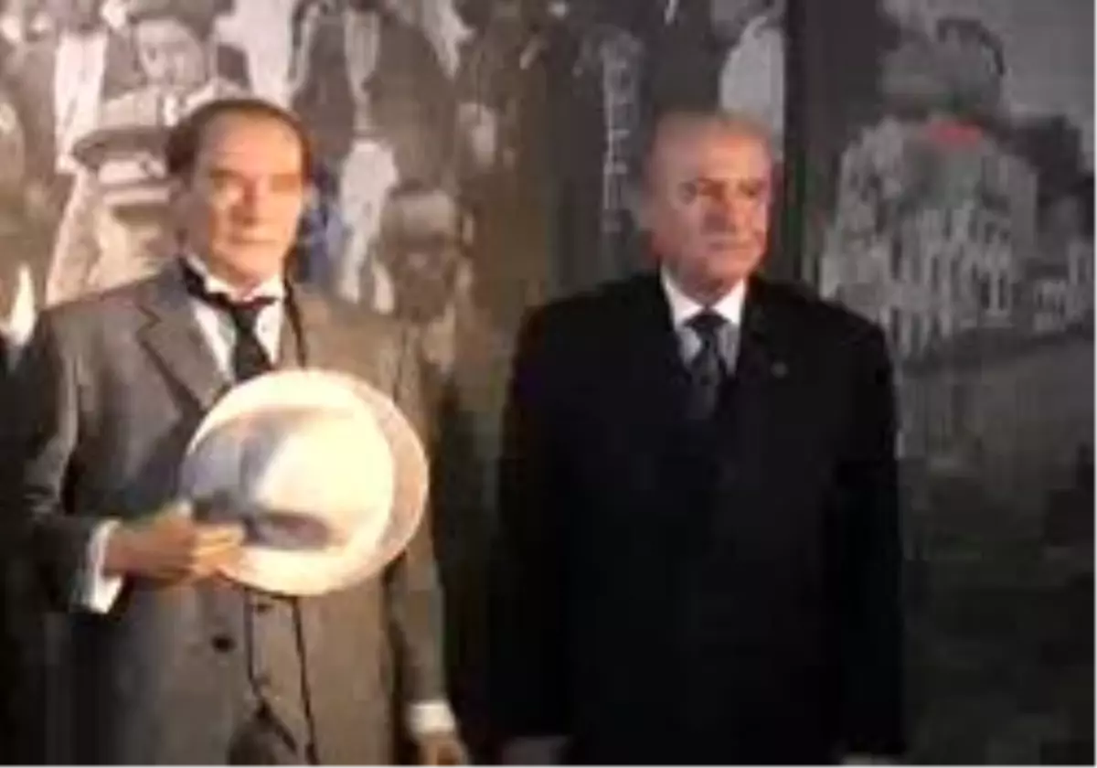 Atatürk Heykeliyle Hatıra Fotoğrafı 