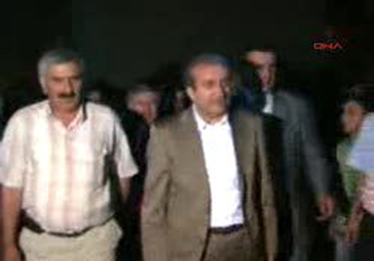 Hakkari - Bakan Eker, Şal-Şepik Giyip Halay Çekti
Bakanlar Yüksekova´Da Havaalanı Temeli Attı Haberine Ek