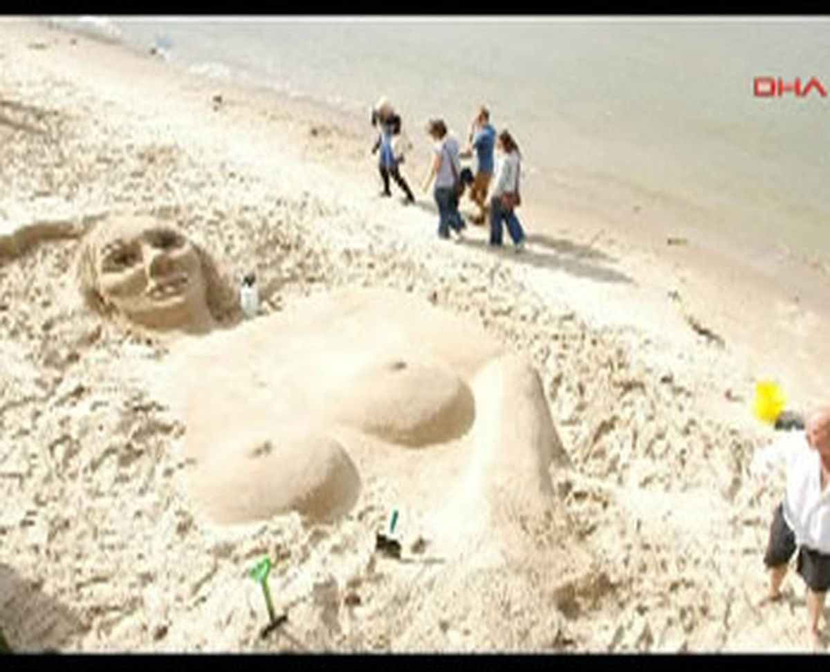 Kumdan Çıplak Kadın Heykeli