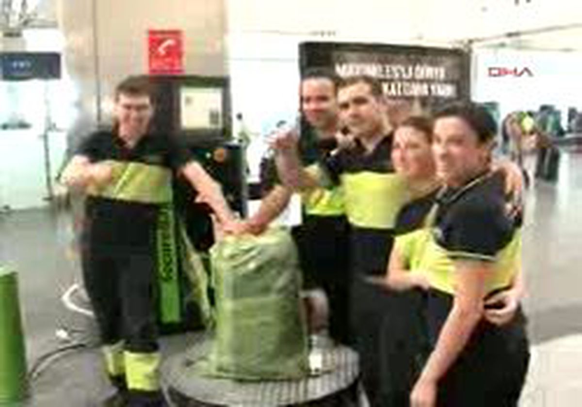 Havalimanında İtalyan İşi Bagaj Sarma..