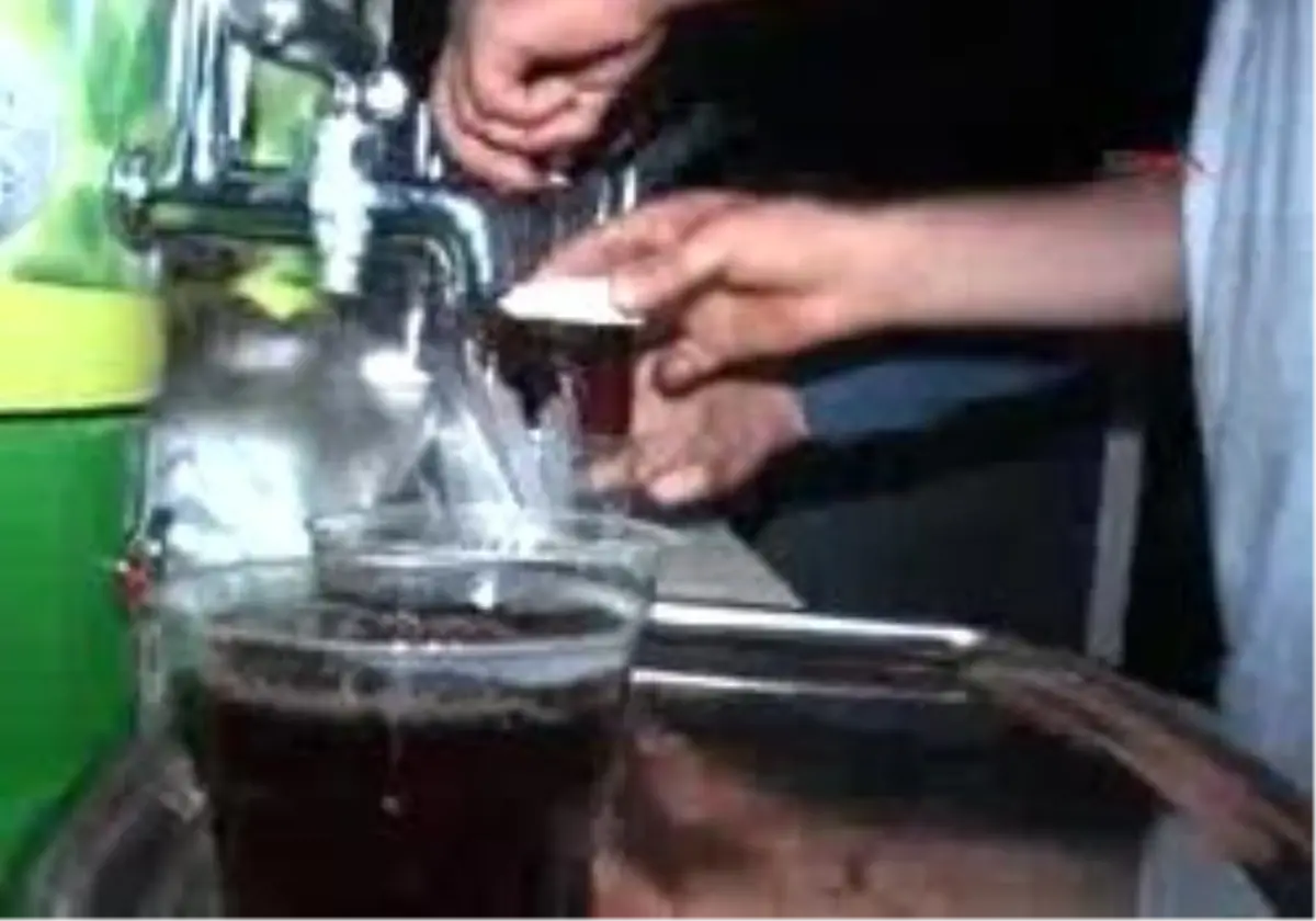 Rize\'de En Hızlı Çay Içme Yarışmasından İlginç Görüntüler
Kımının Ağzı Yandı, Kımı Çayı Üstüne Döktü