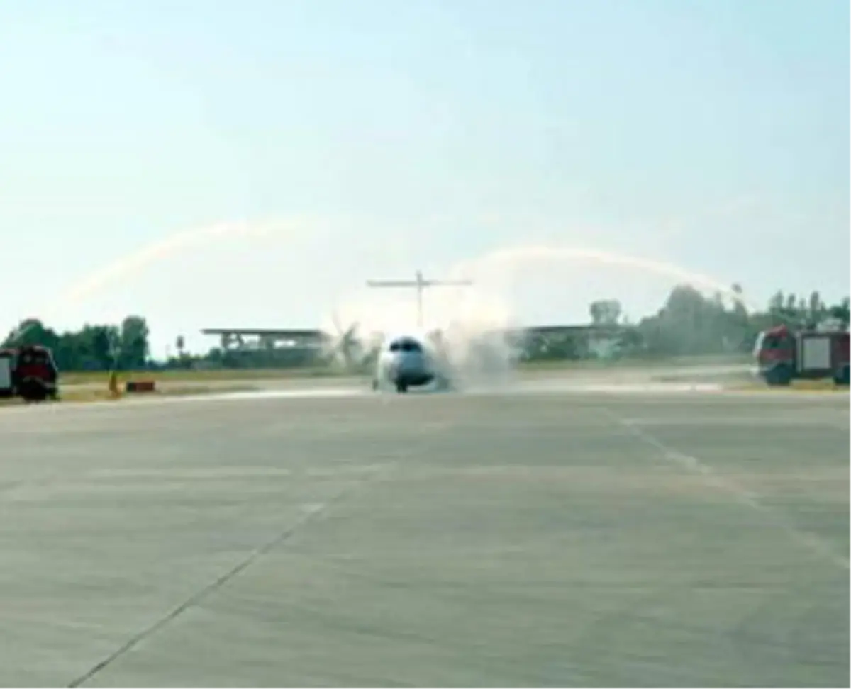 Borajet Uçağı\'na Van\'da Sulu Karşılama