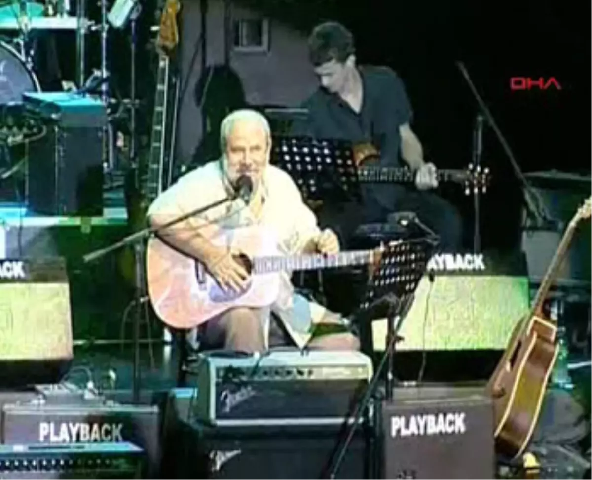 Bülent Ortaçgil, 40. Yılına Sevenleriyle "Merhaba" Dedi