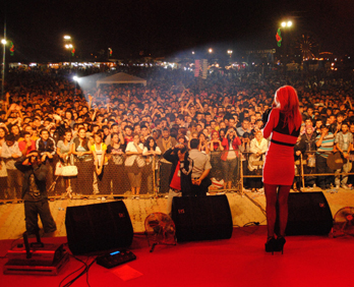 Hande Yener Kütahya'da 50 Bin Kişiye Söyledi