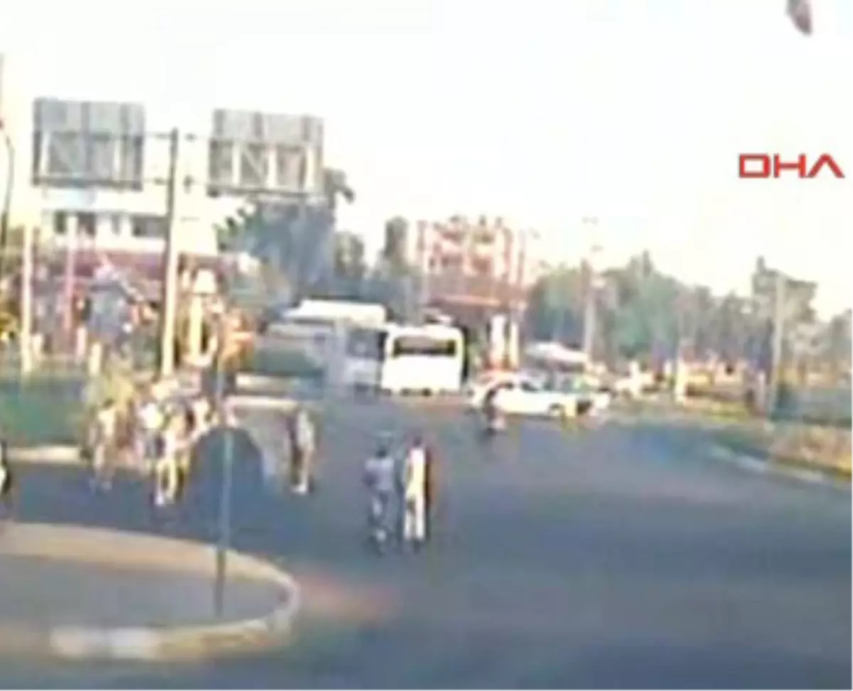 Kaza Anı Saniye Saniye Güvenlik Kamerasında