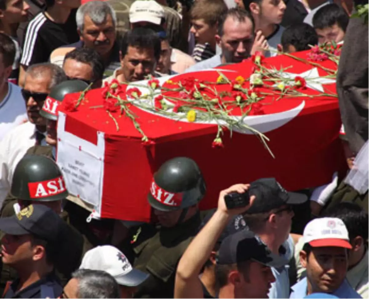 Turgutlu\'da 10 Bin Kişi Şehidini Son Yolculuğuna Uğurladı