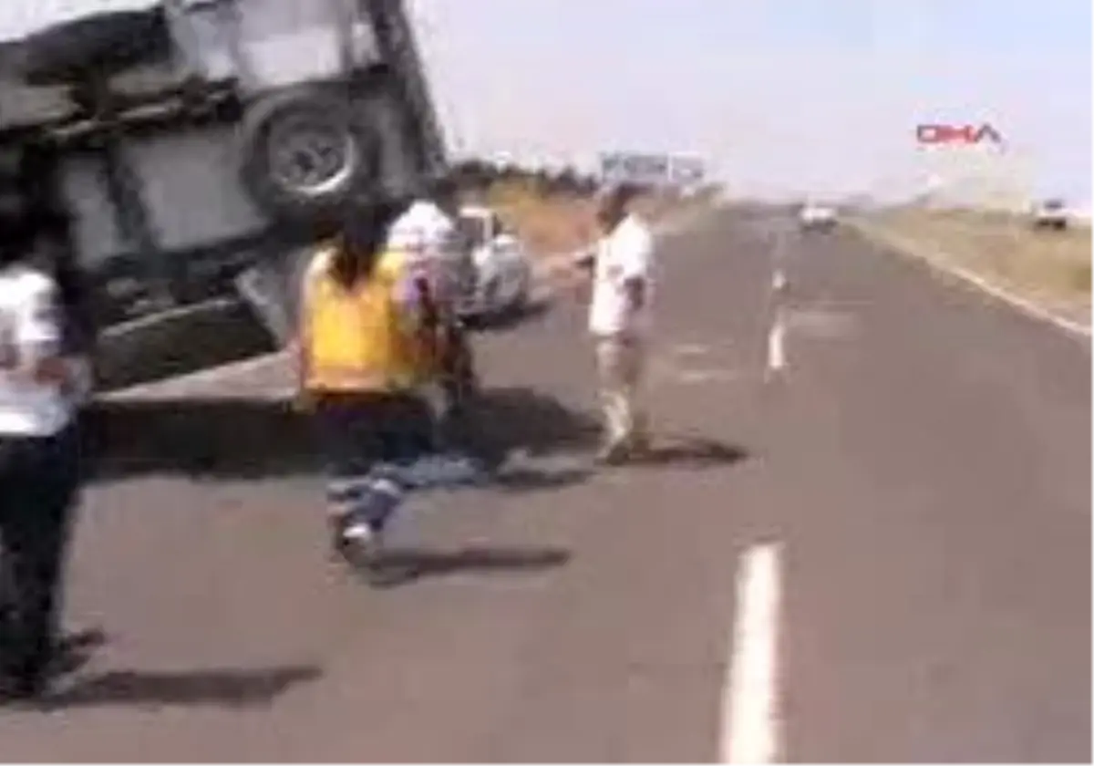 Aksaray-Askeri Araç Devrildi: 2´Si Asker 3 Yaralı