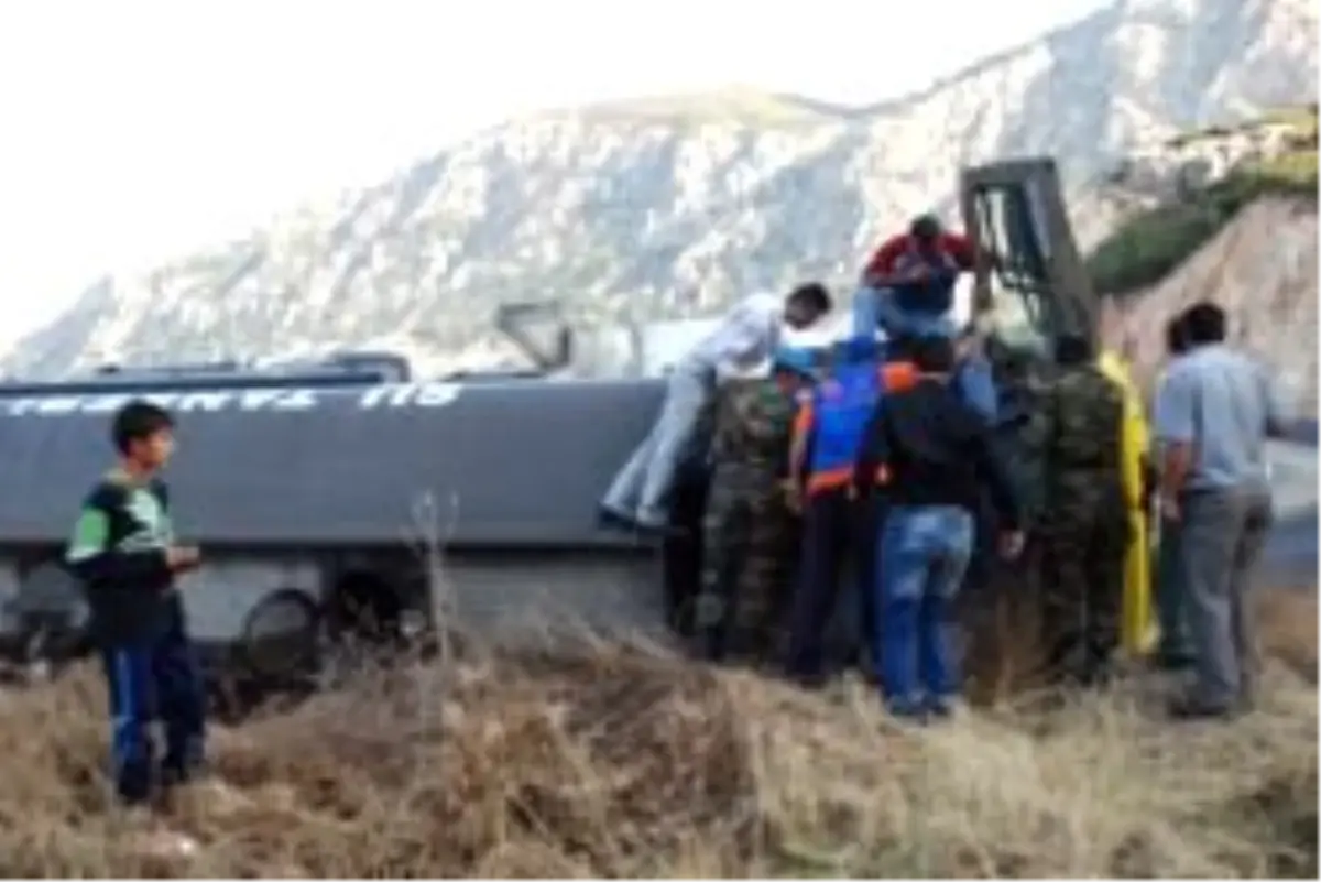 Aksaray\'da Askeri Araç Devrildi