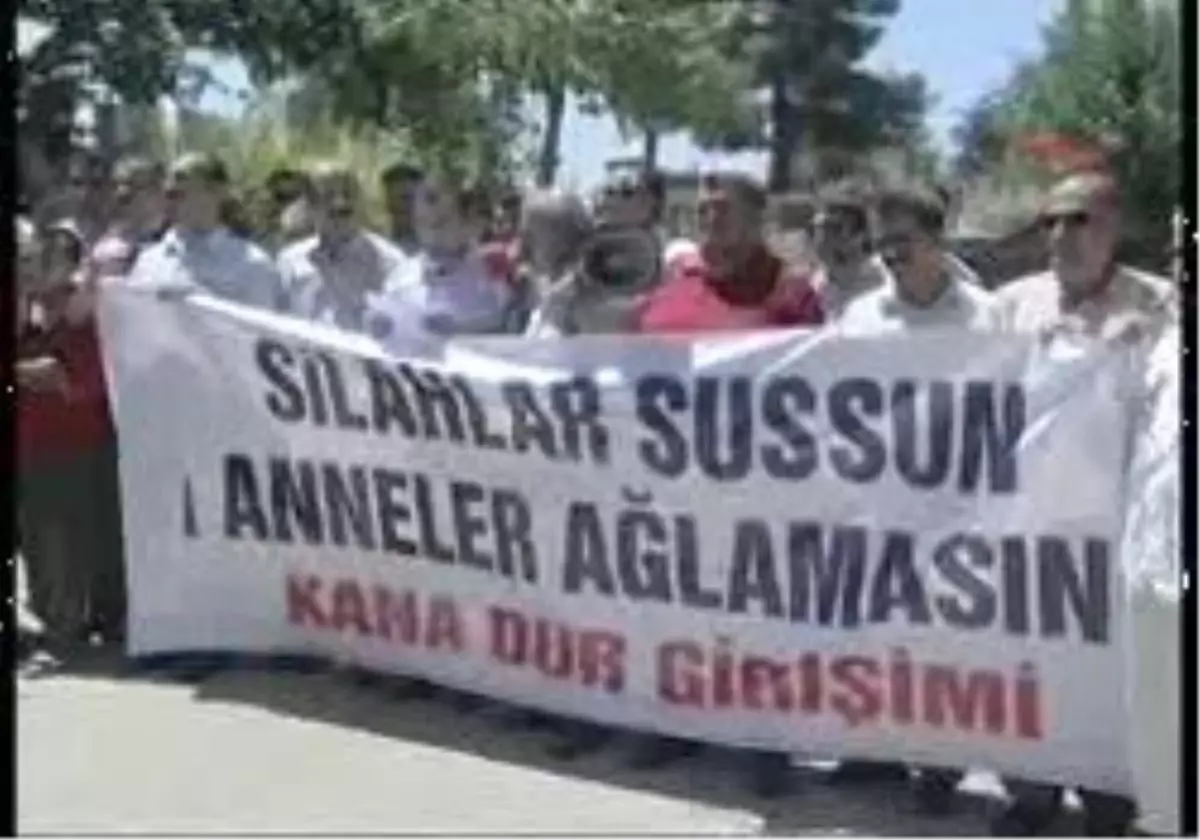 Diyarbakır - Çatışmaların Durması Içın Mezarlıkta Basın Açıklaması Yaptılar