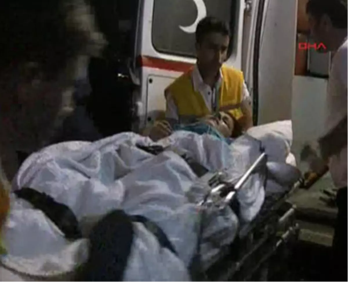 Ermenek\'te Servis Minibüsü ile Otomobil Çarpıştı: 2 Ölü, 15 Yaralı