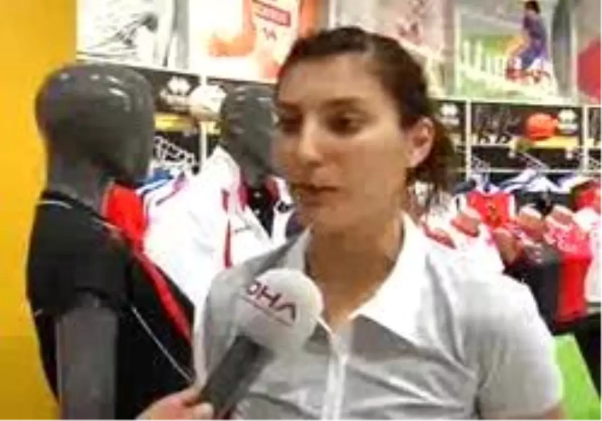 (Özel) Errea, Milli Voleybolcu Neslihan\'a Sponsor Oldu