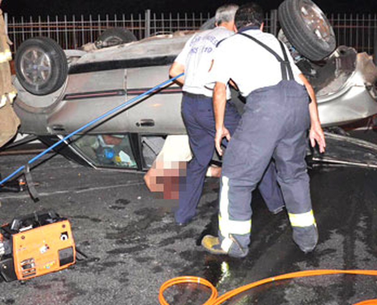 Hurdaya Dönen Otomobilde Can Pazarı: Allah\'ını Seven Yok mu?