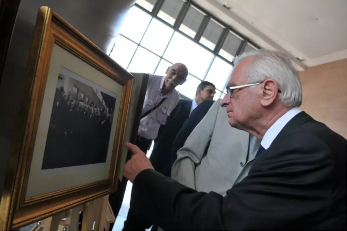 İsmet İnönü de Siperde Uzanmış