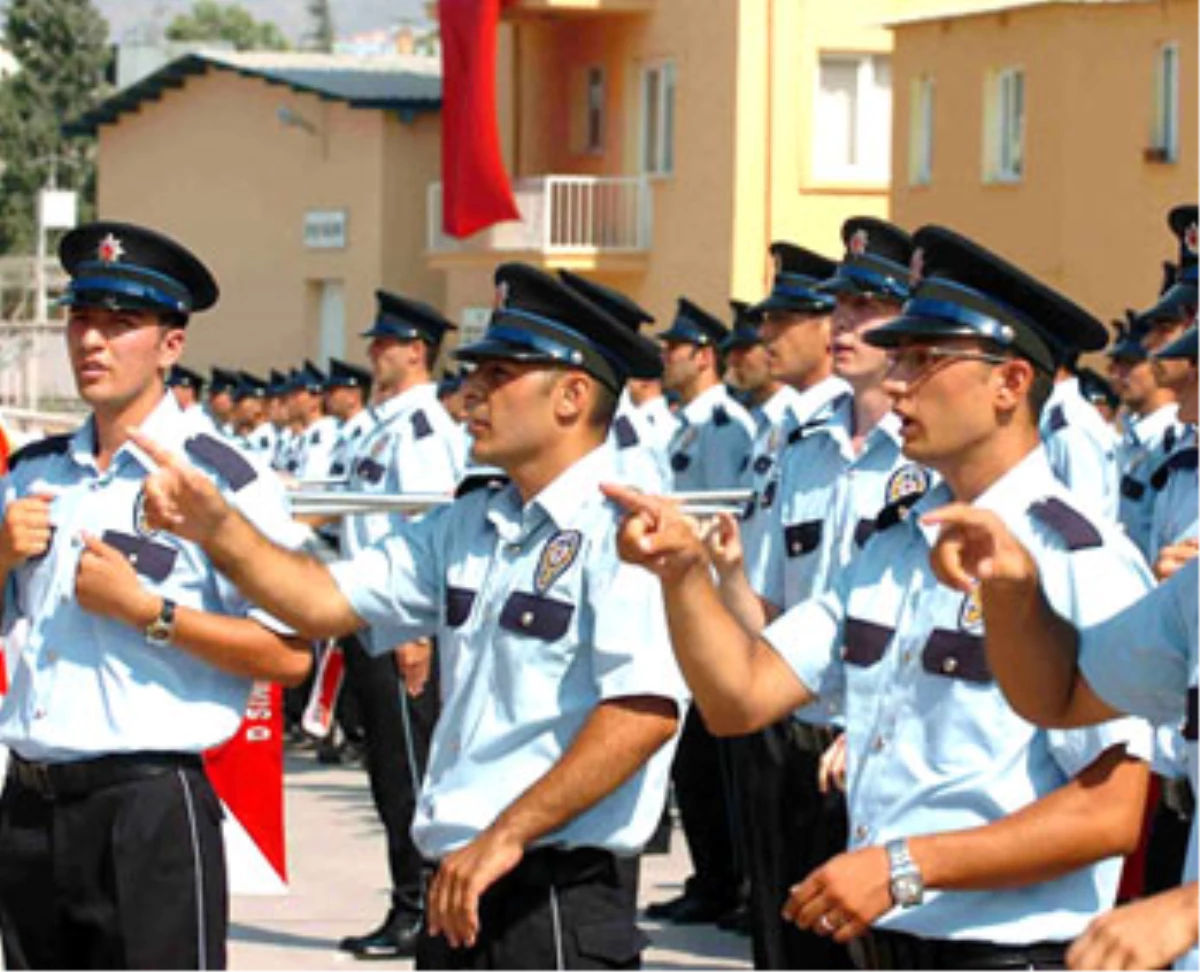 Yeni Mezun Polisler İstiklal Marşı\'nı İşaret Dili ile Okudu