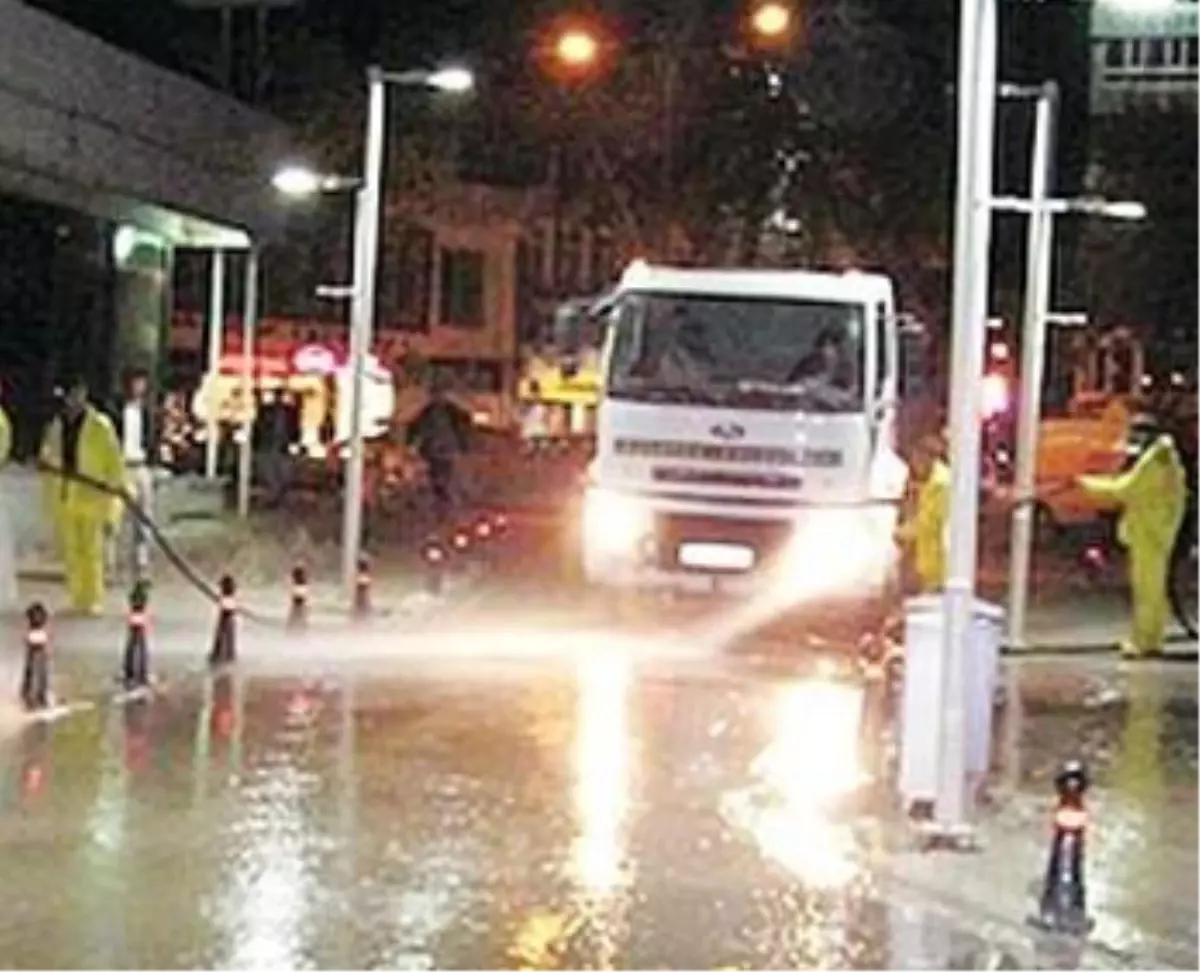 Erdoğan\'ın Yoluna Gül Suyu