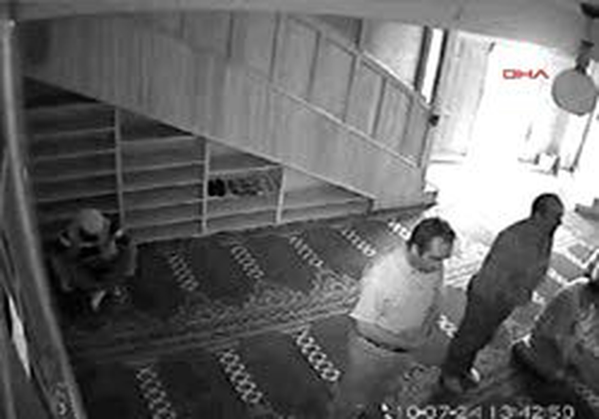 Namaz Kılarken Soyuldu