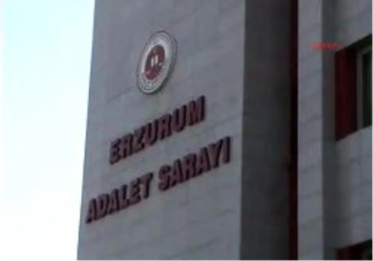 Erzurum - Bdp\'li Demırtaş Röportaj Yaparken Uzaktan Vatandaş Bağırdı: "Utan Biraz Utan, Daha Yeni Dört Şehit Var, Dört..."