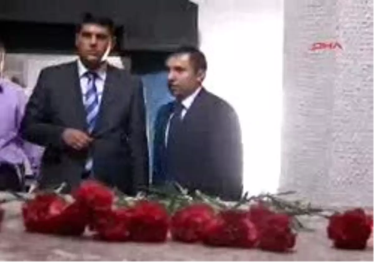 Iğdır - Azerbaycan Kars Başkonsolosu, Şehit Türkler Anıtı'na Karafil Bıraktı: