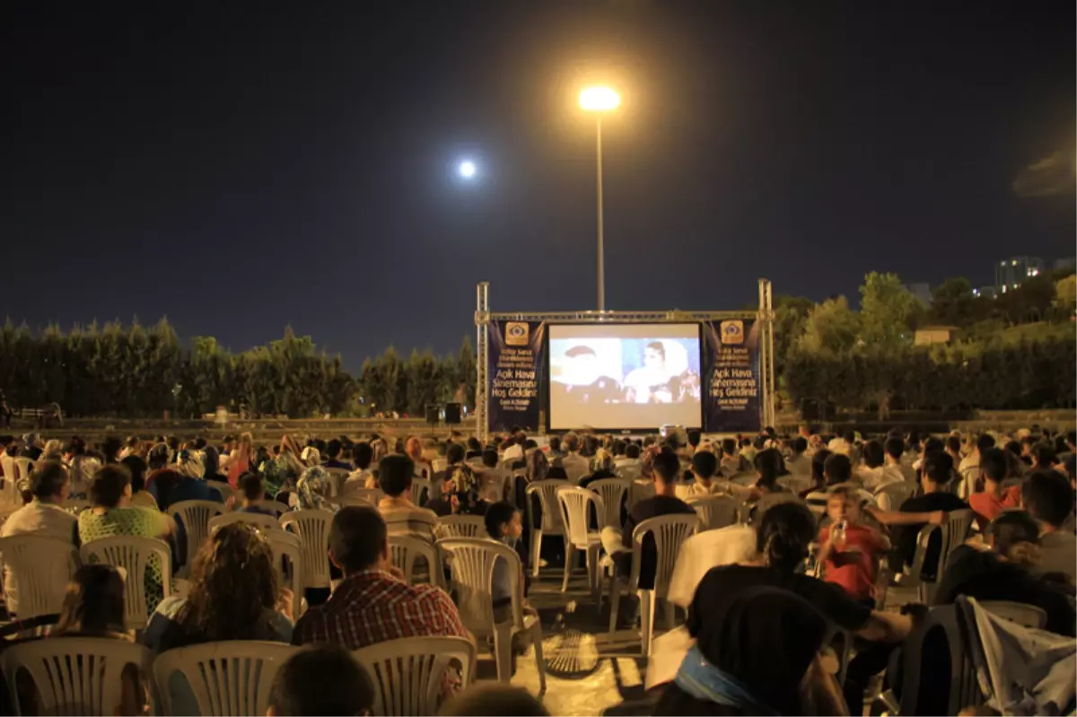 Sultangazililer Hafta Sonunda Açık Hava Sinemalarına Akın Etti
