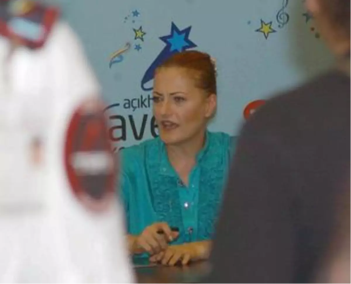 Candan Erçetin Hayranlarını Üzdü