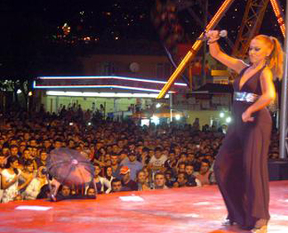 Hadise'den Tulum Kıyafetli Konser