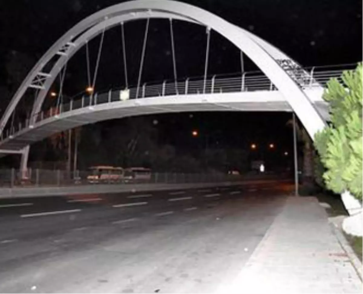 Üstgeçitten Atladı, Hastanede Öldü