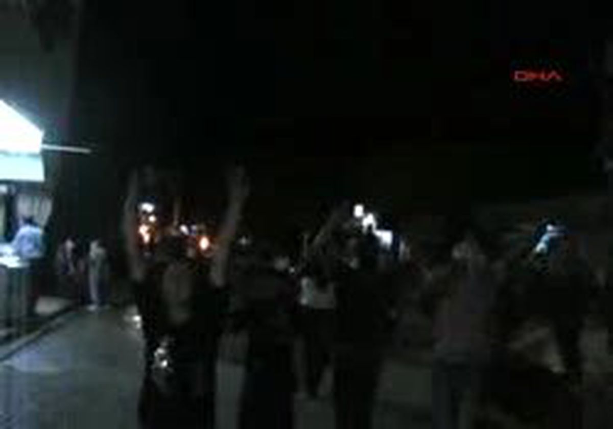 Nusaybin´De Olaylı Gece
Caddeye Barikat Kuran Göstericiler Sağlık Ocağına Taşlarla Saldırdı