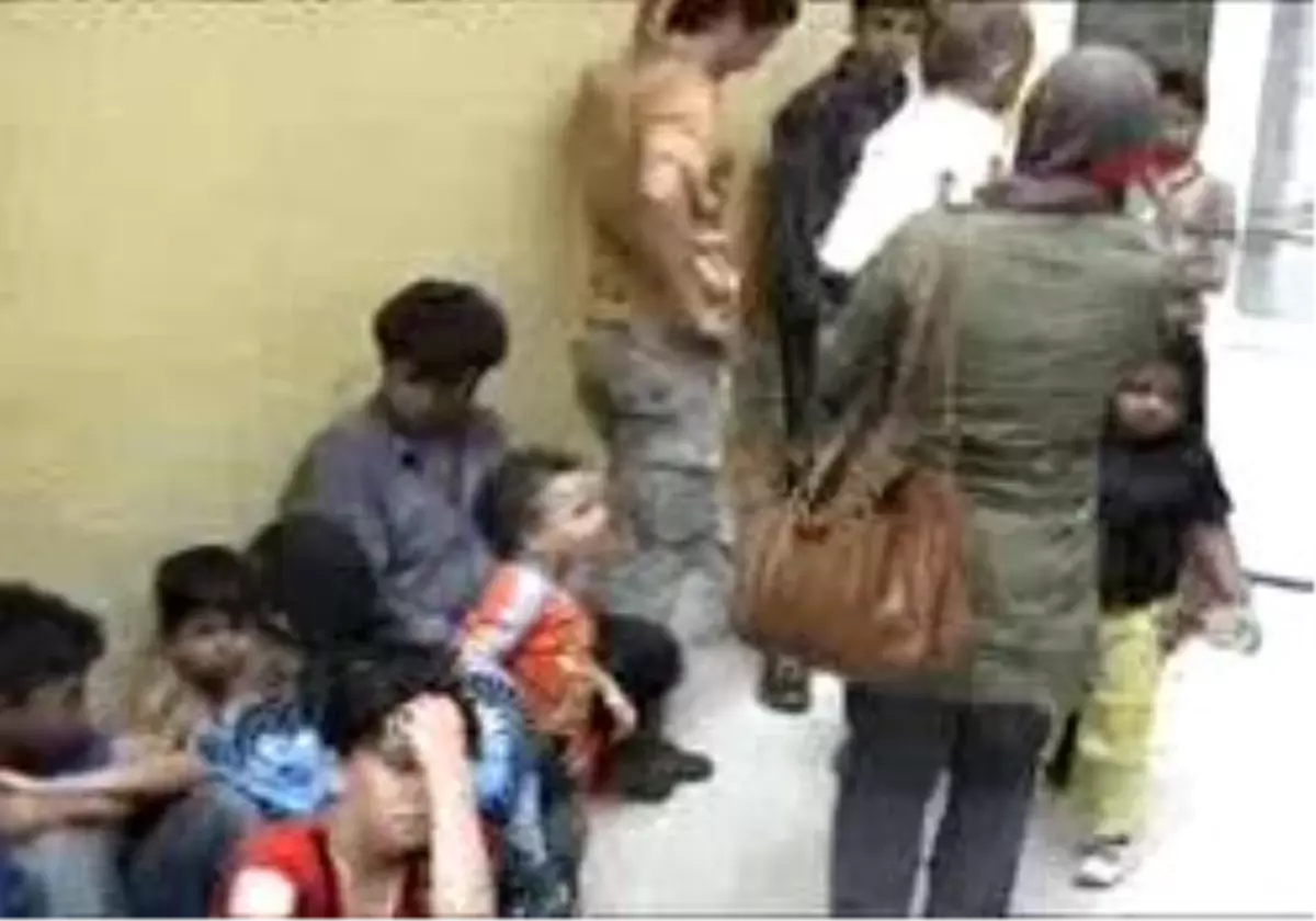 Edirne - Burma Uyruklu 10´U Çocuk 18 Kaçak Ölümden Döndü
Hava Almanın Mümkün Olmadığı Kapalı Kasa Minibüse Doldurulan Kaçaklar, Aracın Kapısı Açılır Açılmaz Kendilerini Dışarı Attı