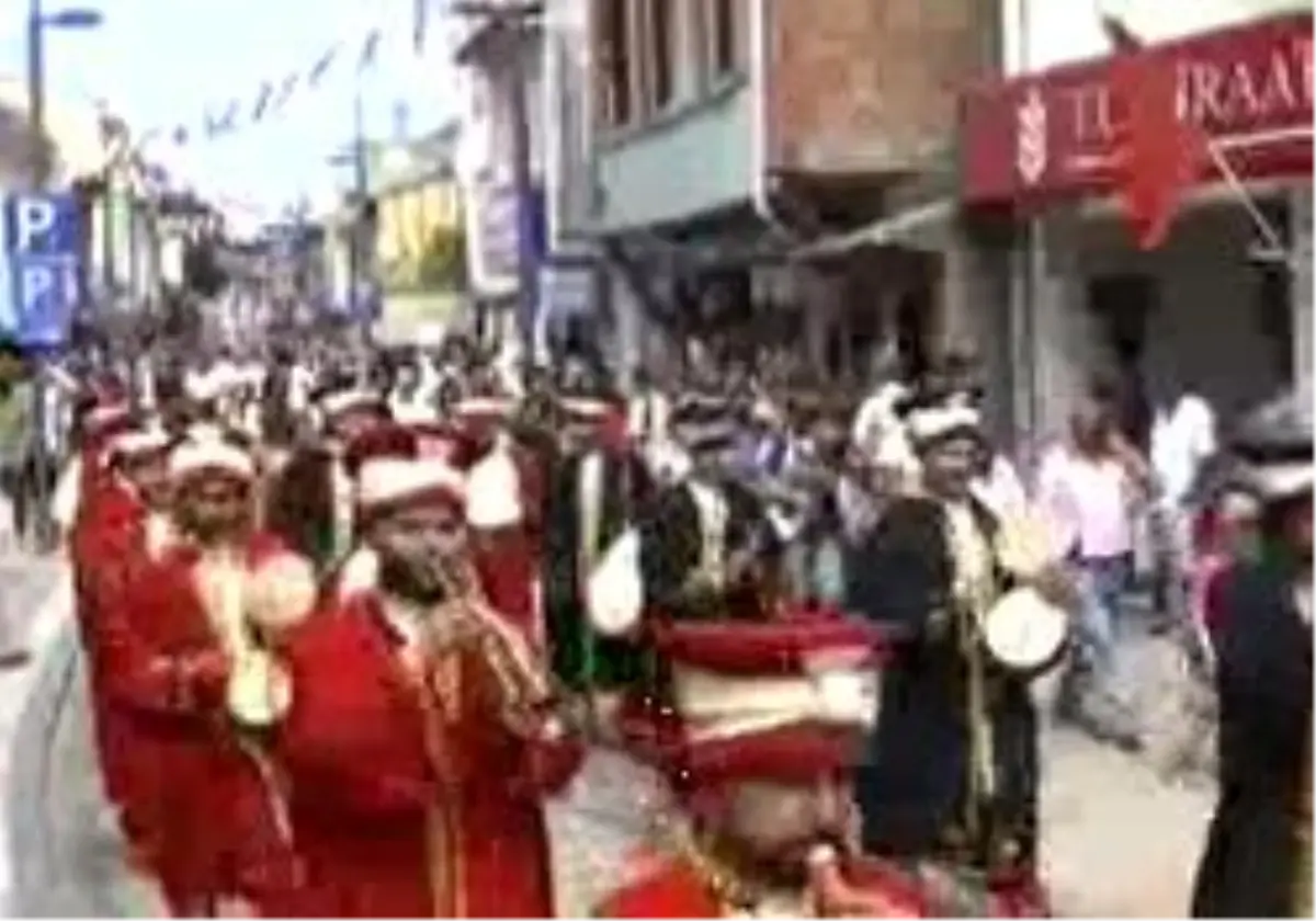 Kırkpınar Başpehlivanları Şile\'de Er Meydanına Çıktı...
İstanbul Kırkpınar Başpehlivanları Şile\'de Er Meydanına Çıktı...