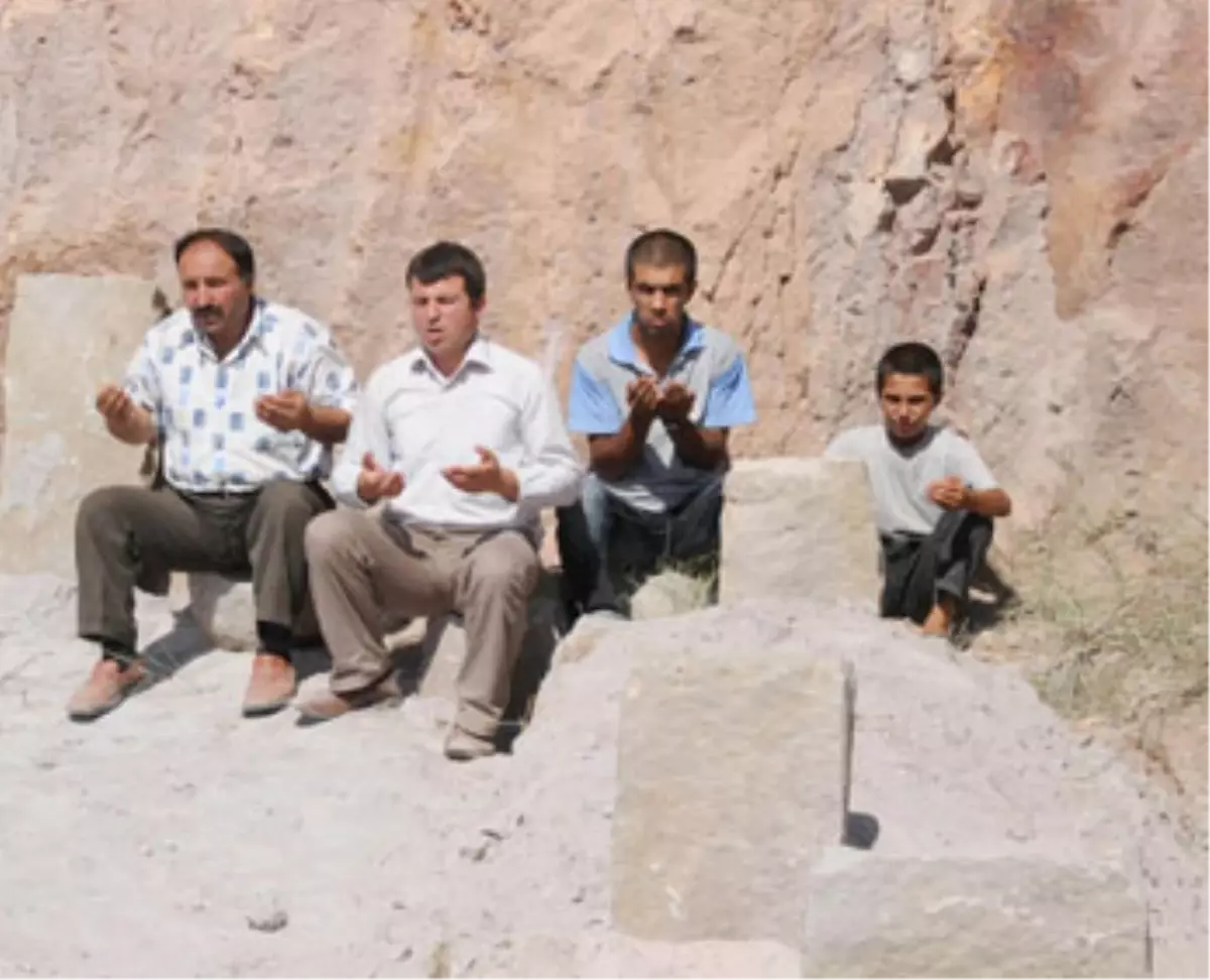 Balıkesir\'de Kazada Ölen Eşi ve 3 Çocuğunu Kayseri\'de Toprağa Verdi