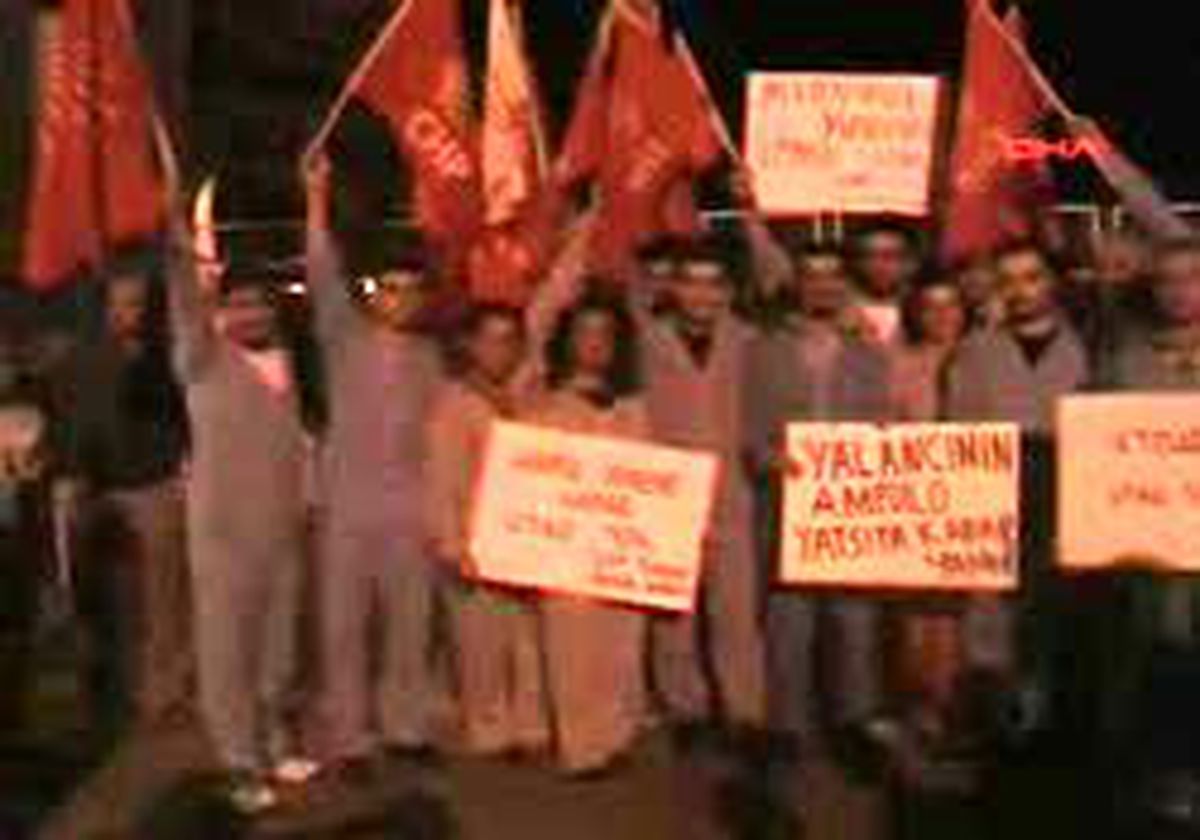 Kılıçdaroğlu'na Trabzon'da Pijamalı Karşılama