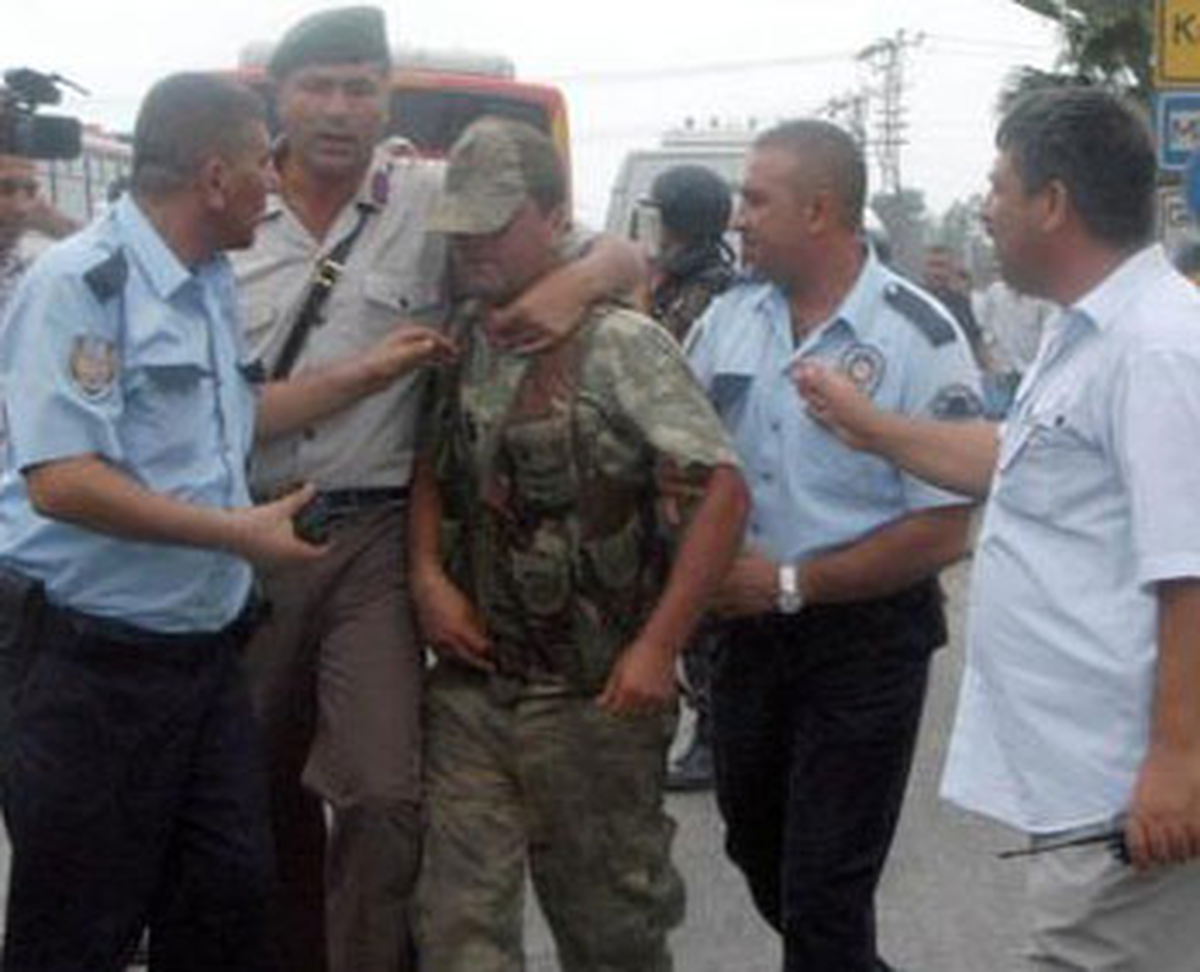 Firari Asker Şöförü Rehin Aldı
