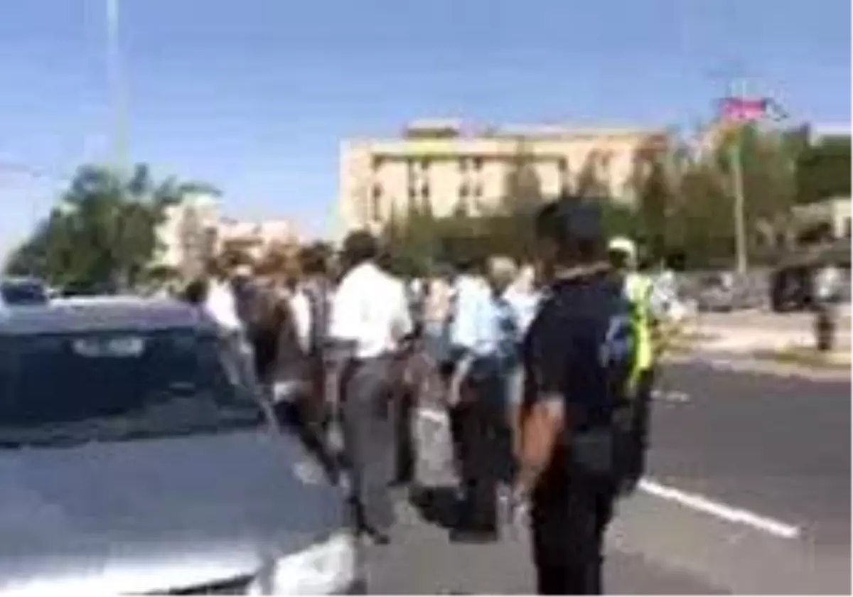 Mardin\'de Elektrik Kesintilerine İsyan Edenler Valiliğe Yürüdü