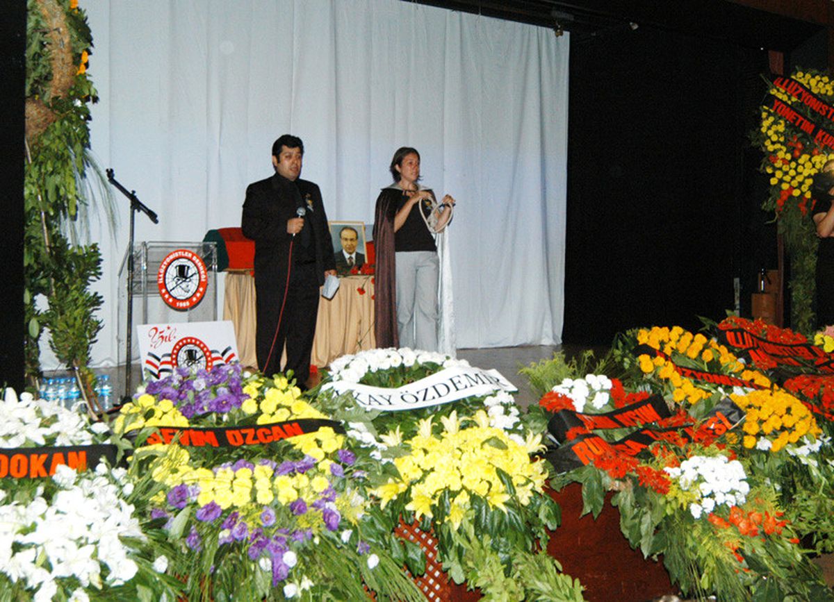 Sihirbazlar Ustalarını Son Yolculuğuna Uğurladı