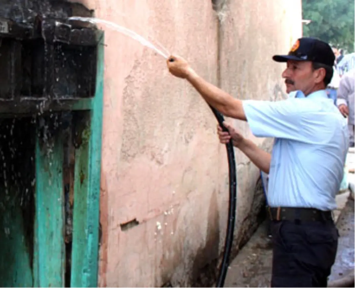 Yanan Evi Söndürmeye Gelen İtfaiyenin Suyu Bitti