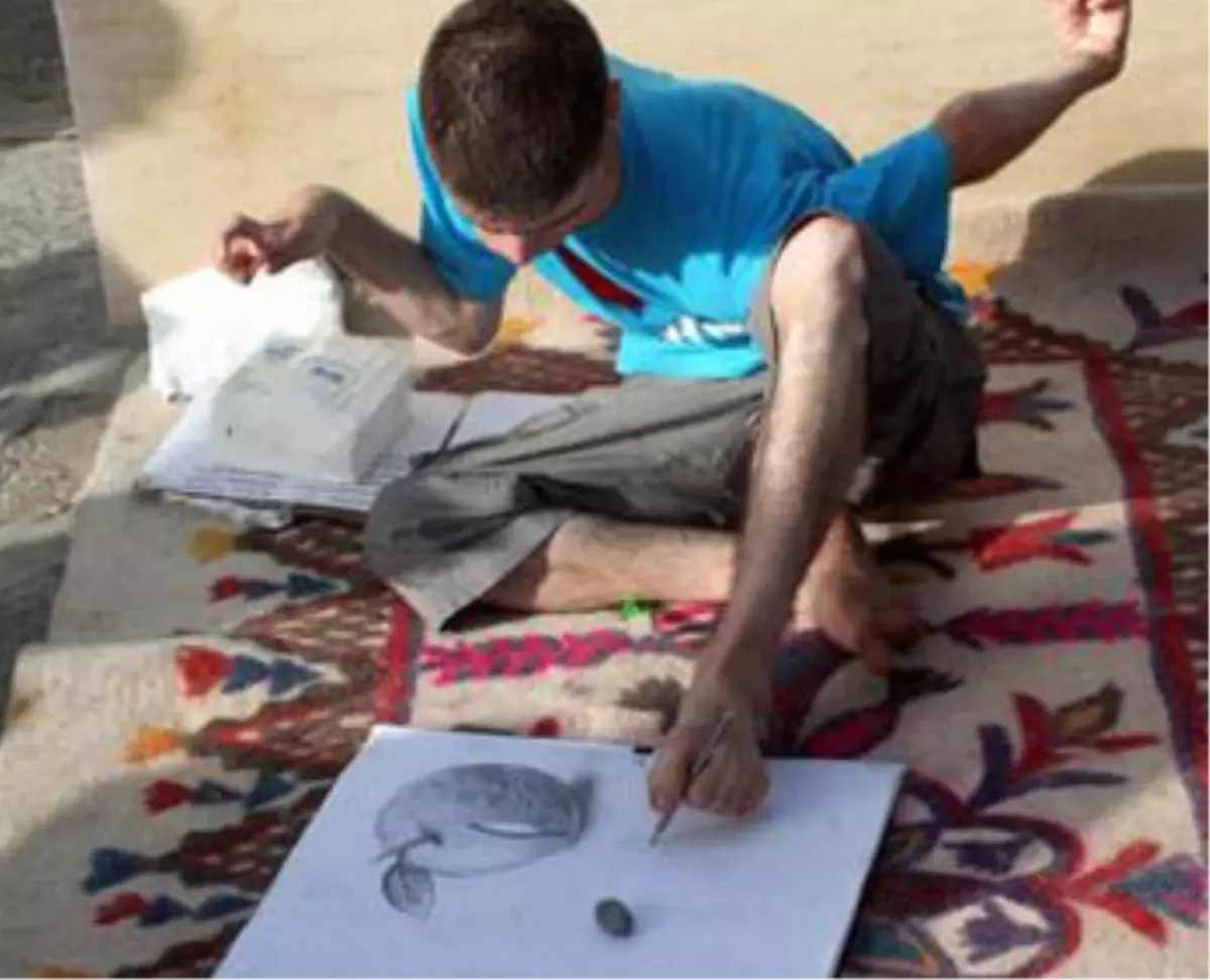 Sol Ayağı Ile Resim Çiziyor