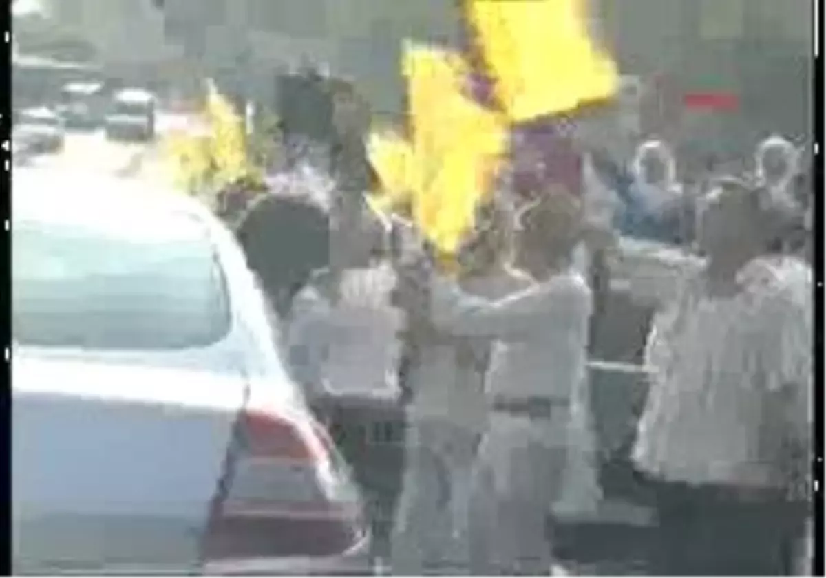 İzmir - Sakık Ve Türk\'ten Ortak Çağrı:\'Hakikatleri Araştırma Komisyonu Kurulsun\'
Sakık, \'Kürtlerin Can Güvenliği Tehlikedeyse, Başbakan\'ın Da, Genelkurmay Başkanı\'nın Da Can Güvenliği Tehlikede\'