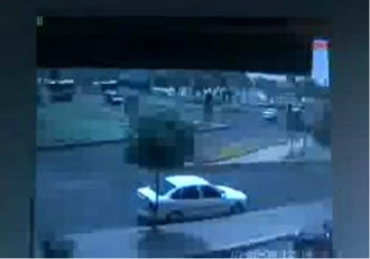 Manavgat - Kavşakta Kafa Kafaya Çarpıştılar
Kazayı Mobese Kameraları Saniye Saniye Kaydetti