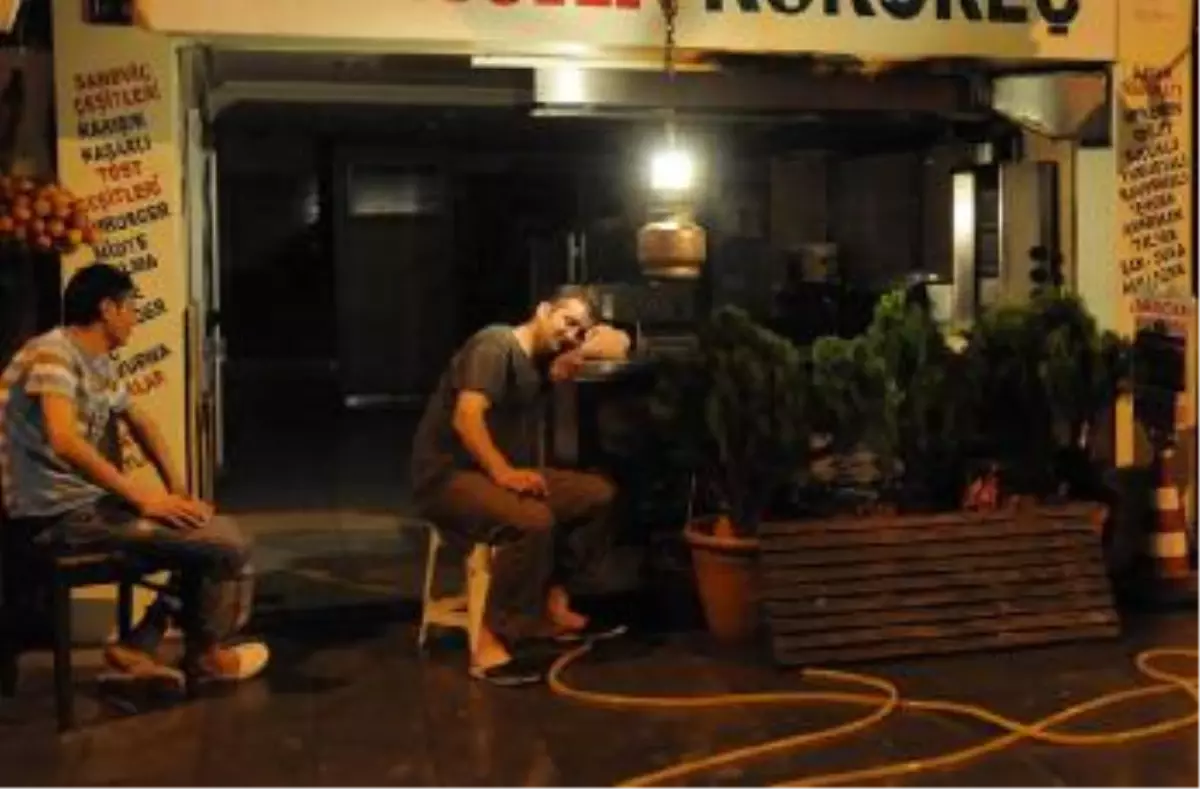 Elektrik Gelmeyince Esnaf İşyerlerinde Sabahladı