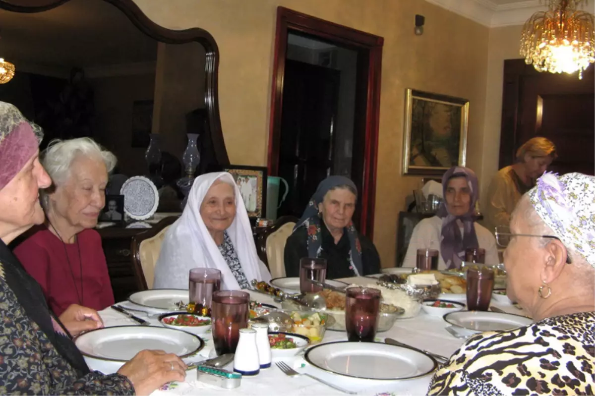 Darülacezeliler İlk İftarda Dostlarının Ev Sofrasında