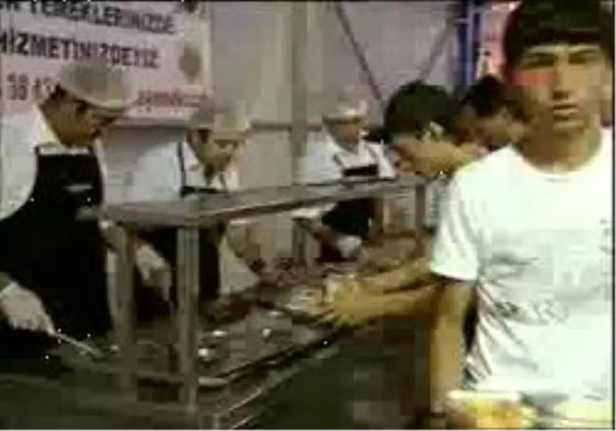 Dini Cemaat Liderleri Mecidiyeköy\'de İftarda Buluştu
Ramazanın İlk Günü Şişli Belediyesi\'nin İftar Çadırı Değişik Dinlere Mensup Cemaat Liderlerini Ağırladı. 
Mecidiyeköy\'de Kurulan Ve Ramazan Boyunca Her Akşam Üç Bin Kişinin Orucunu Açacağı İftar Çadırının İlk Gününde Ermeni Patrik Vekili Baş Epi