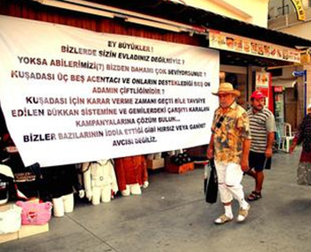 Kuşadası Esnafından Pankartlı Tepki
